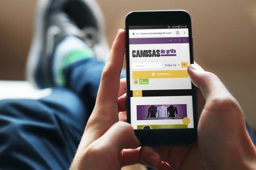 Pessoa acessando loja virtual em um smartphone