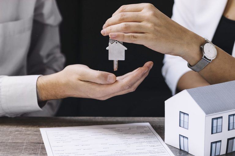 Como convencer uma pessoa a contratar um corretor ou imobiliária?