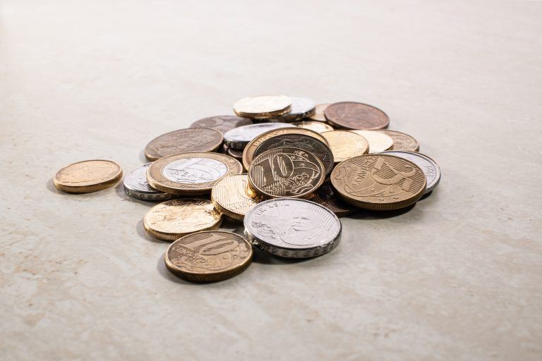 Moedas em fundo liso representando fechamento de caixa